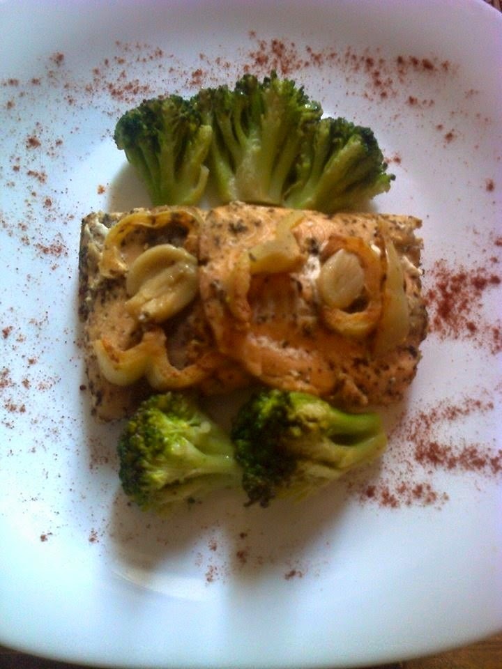 Somon in folie de aluminiu preparat rapid pe gratar si garnitura de broccoli