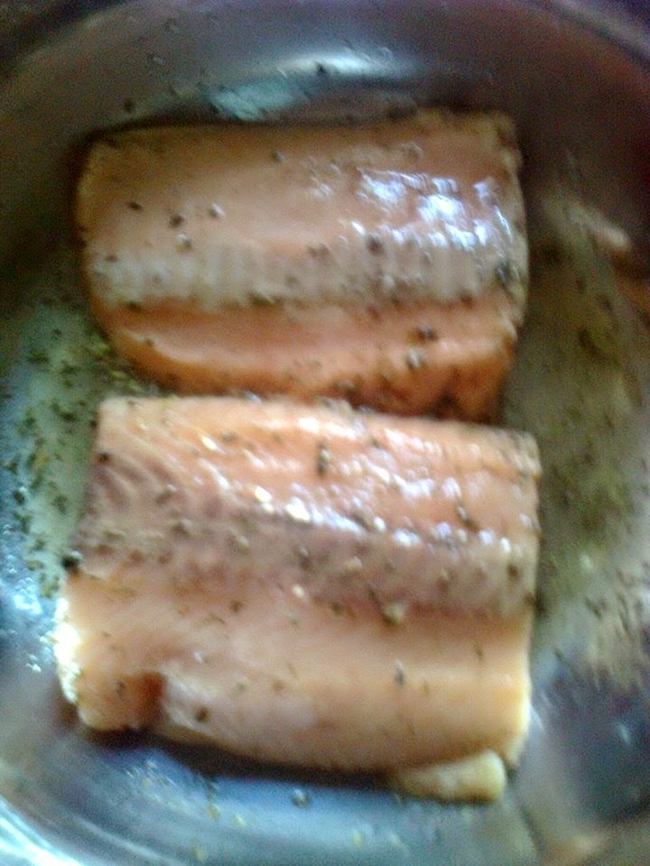 Somon in folie de aluminiu preparat rapid pe gratar si garnitura de broccoli