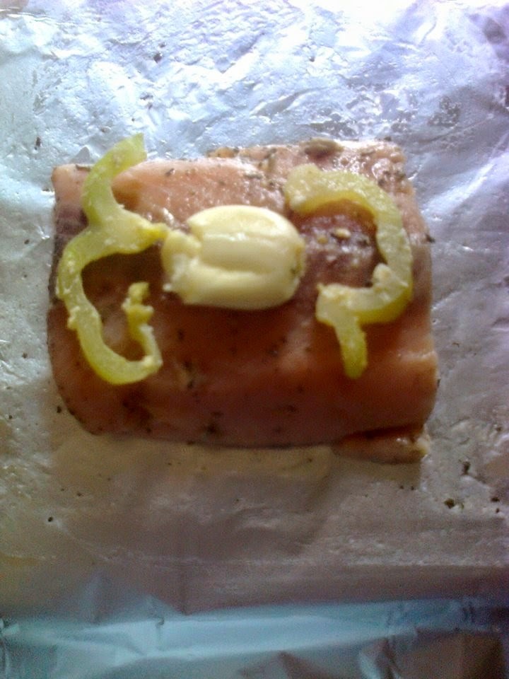 Somon in folie de aluminiu preparat rapid pe gratar si garnitura de broccoli