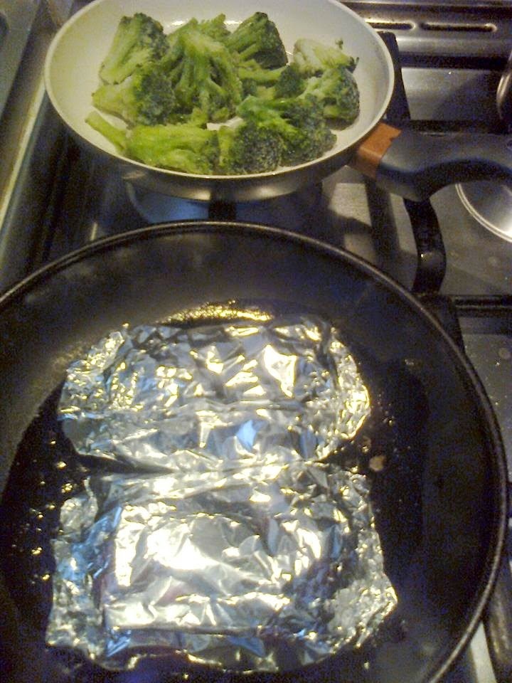 Somon in folie de aluminiu preparat rapid pe gratar si garnitura de broccoli