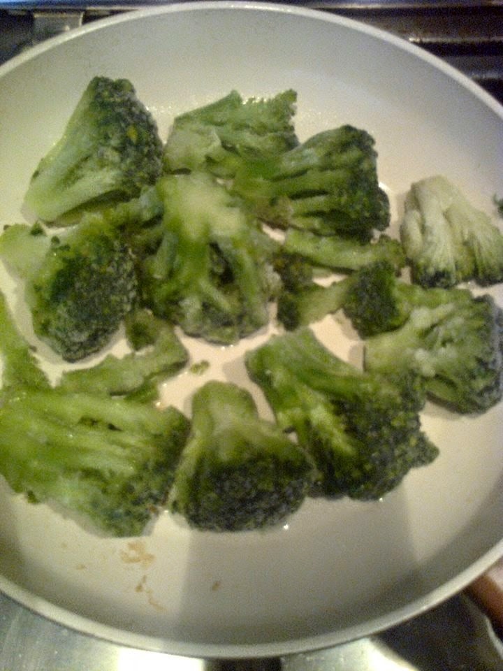 Somon in folie de aluminiu preparat rapid pe gratar si garnitura de broccoli