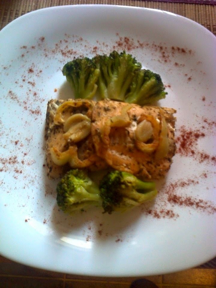 Somon in folie de aluminiu preparat rapid pe gratar si garnitura de broccoli