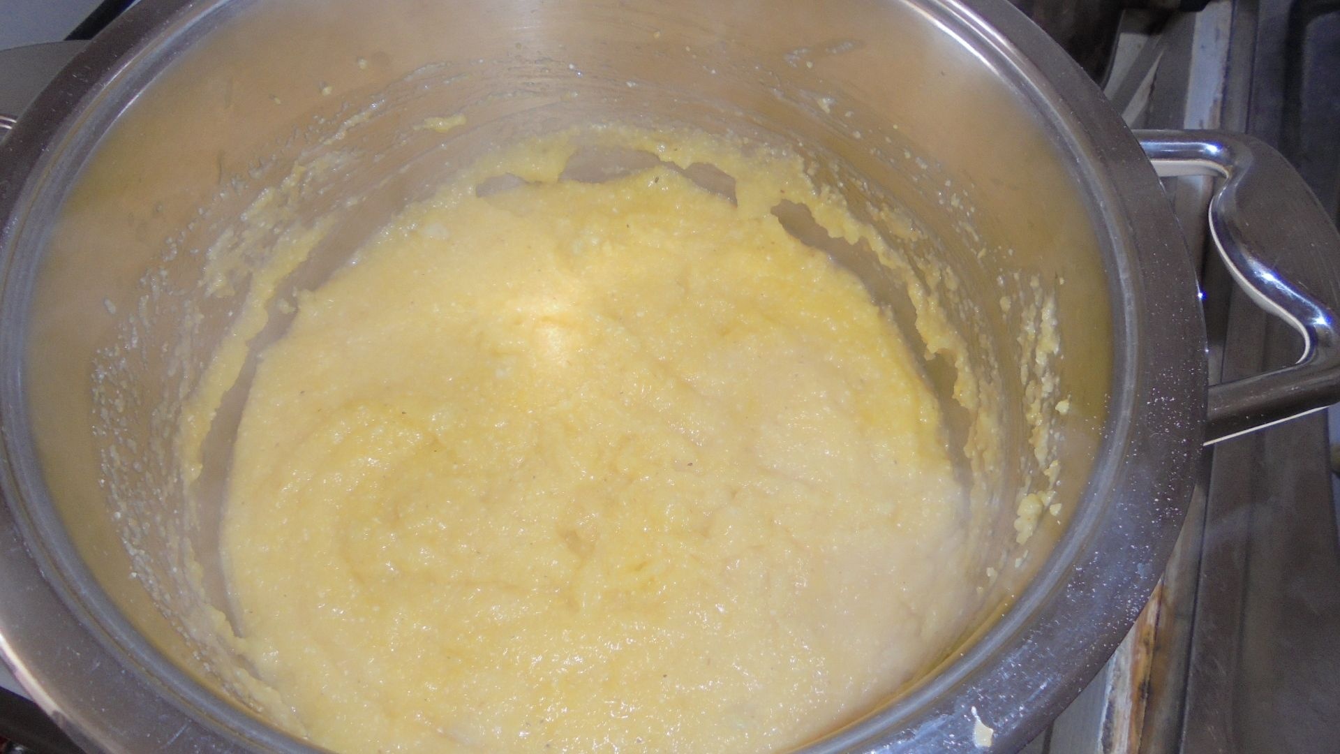 Pizza cu blat de mamaliga