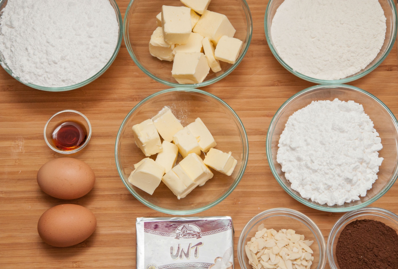 Budinca de ciocolata si migdale cu crema de unt