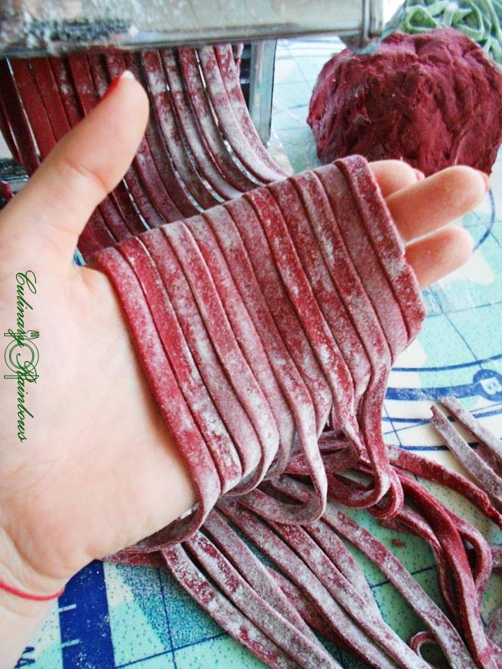 Tagliatelle cu leurda și sfecla rosie