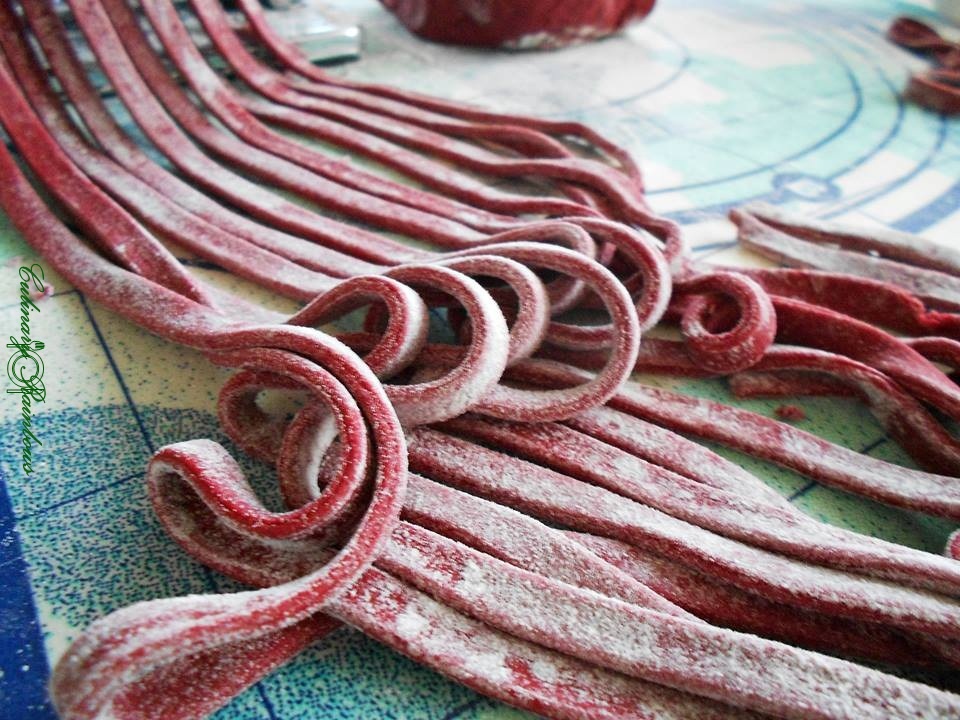 Tagliatelle cu leurda și sfecla rosie