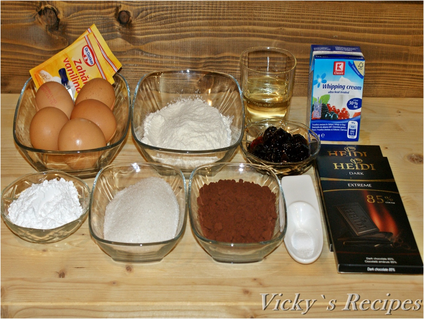 Rulada cu ciocolata si visine din dulceata, proaspete sau congelate