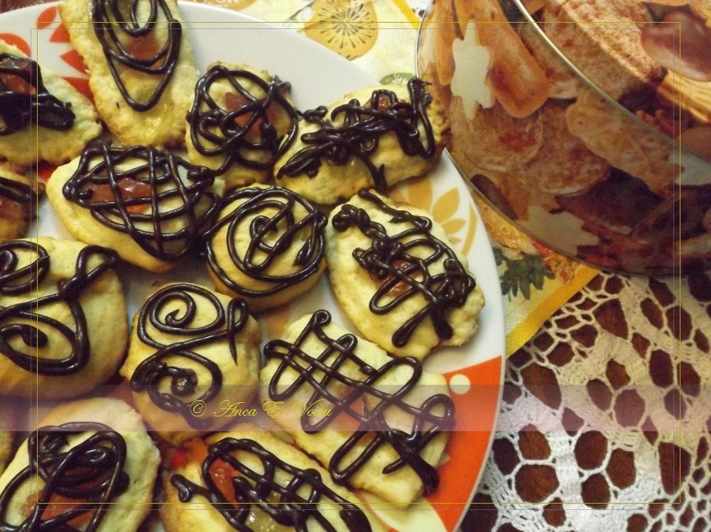 Fursecuri cu vanilie si glazura de ciocolata