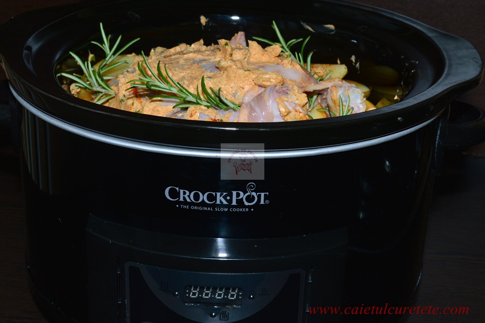 Pui cu unt aromat si rozmarin la slow cooker Crock Pot