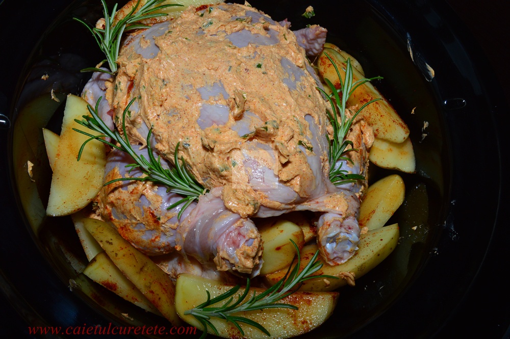 Pui cu unt aromat si rozmarin la slow cooker Crock Pot