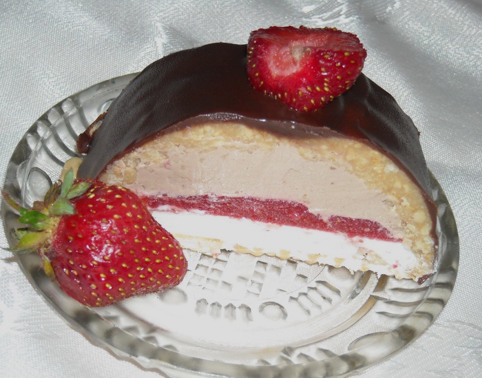 Deliciu cu ciocolata si capsuni