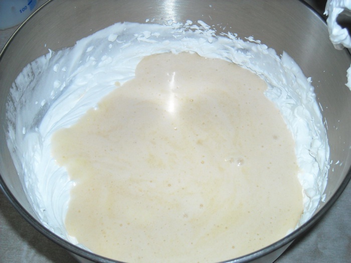 Deliciu cu ciocolata si capsuni