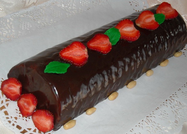 Deliciu cu ciocolata si capsuni