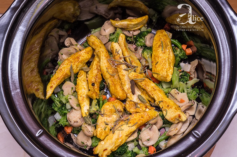 Piept de pui cu legume la slow cooker Crock Pot