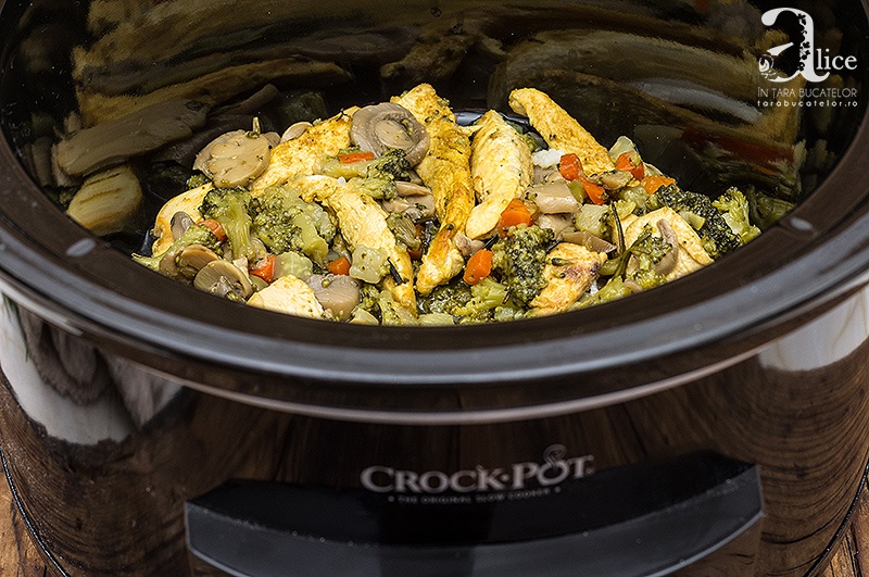 Piept de pui cu legume la slow cooker Crock Pot