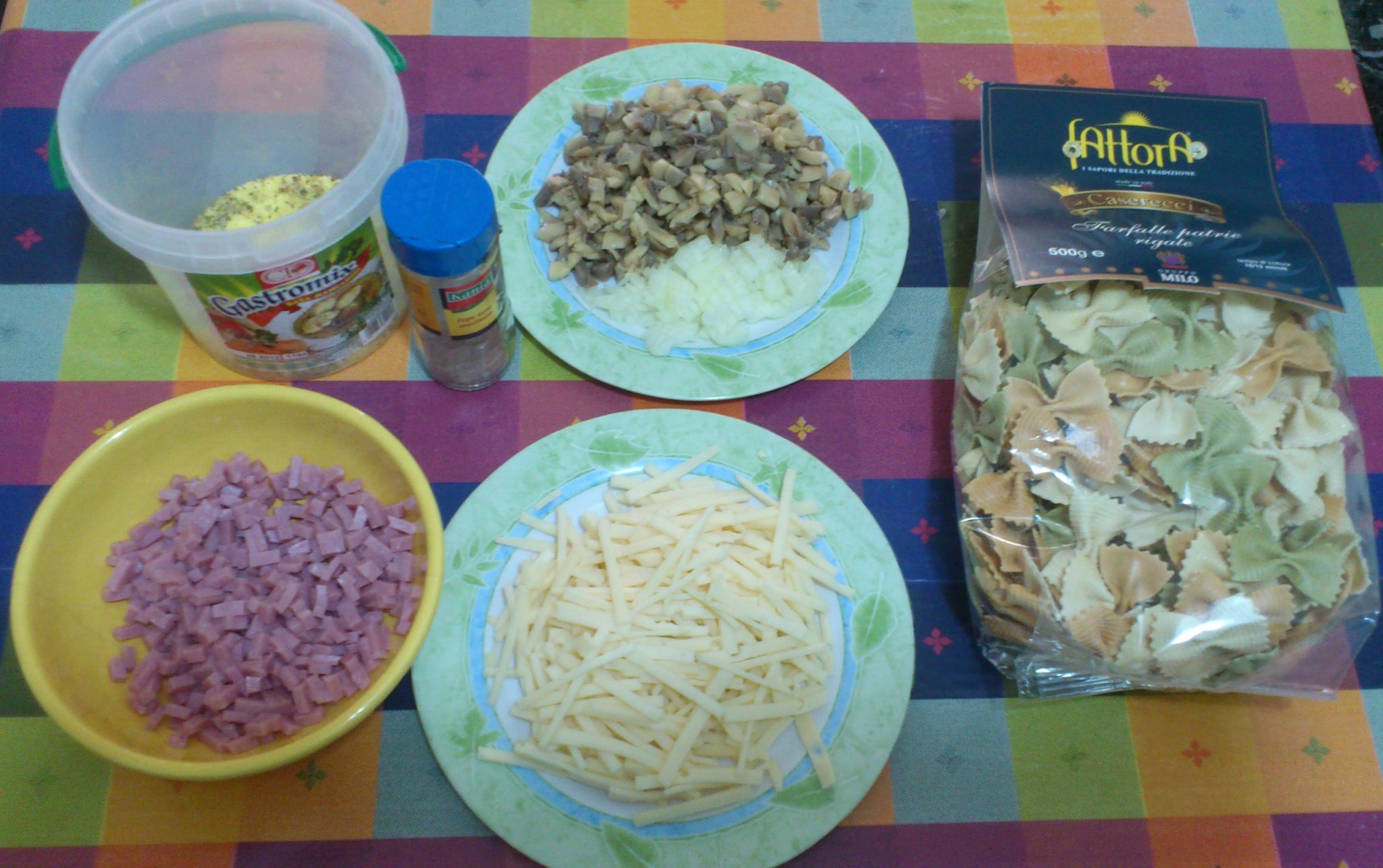 Paste cu ciuperci, ceapa, sunca, cascaval si bechamel