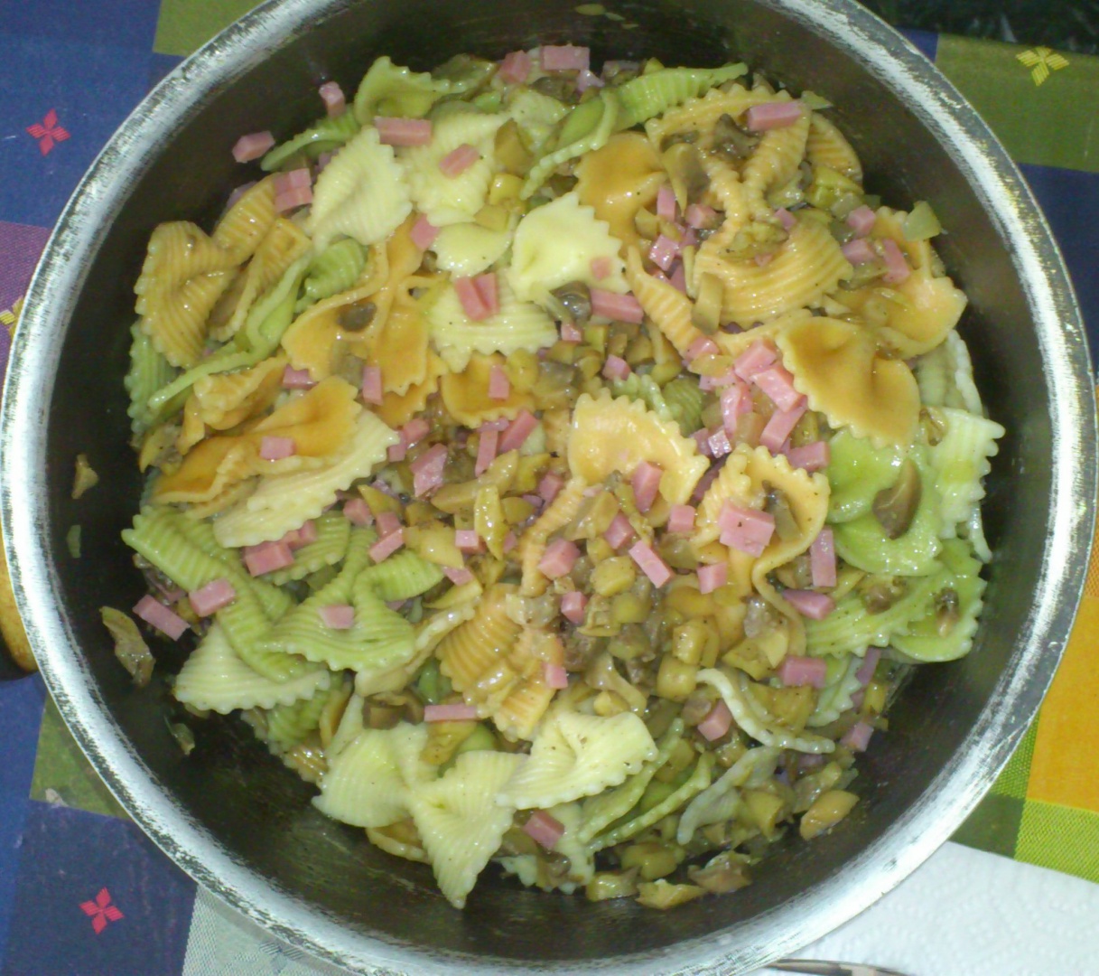 Paste cu ciuperci, ceapa, sunca, cascaval si bechamel