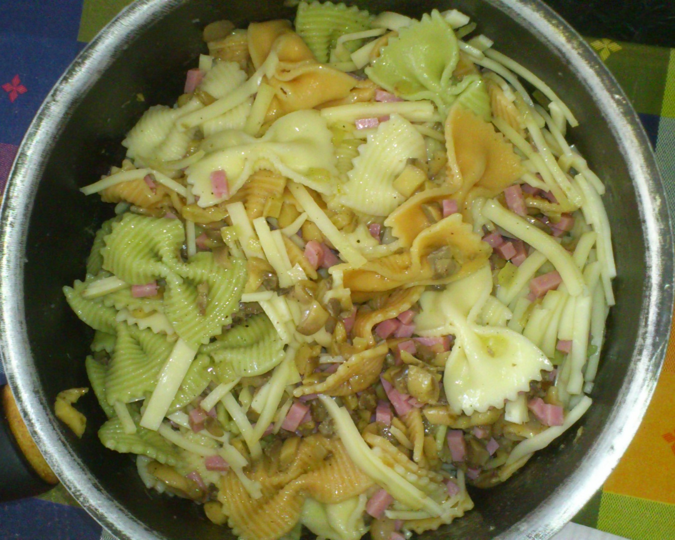 Paste cu ciuperci, ceapa, sunca, cascaval si bechamel