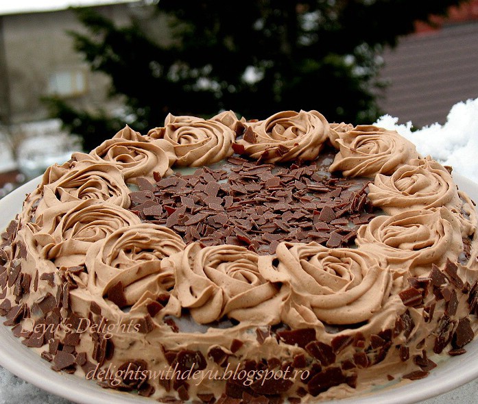 Tort cu nuci si crema de ciocolata