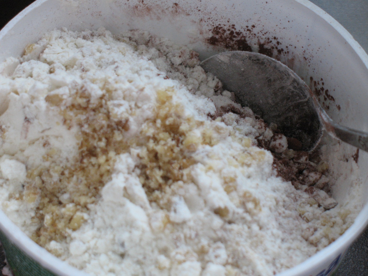 Tort cu nuci si crema de ciocolata