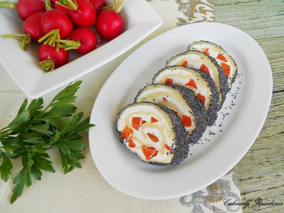 Rulada de cascaval in crusta de mac