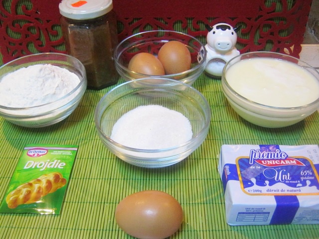 Cornulete foietaj cu dulceata de gutui