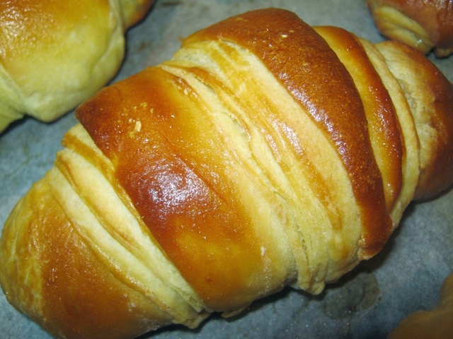 Cornulete foietaj cu dulceata de gutui