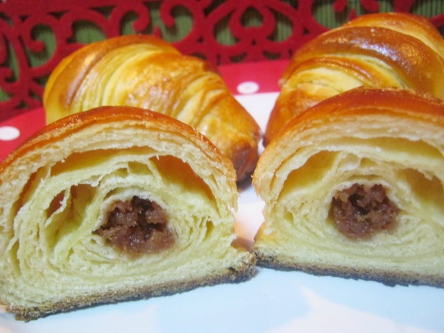 Cornulete foietaj cu dulceata de gutui