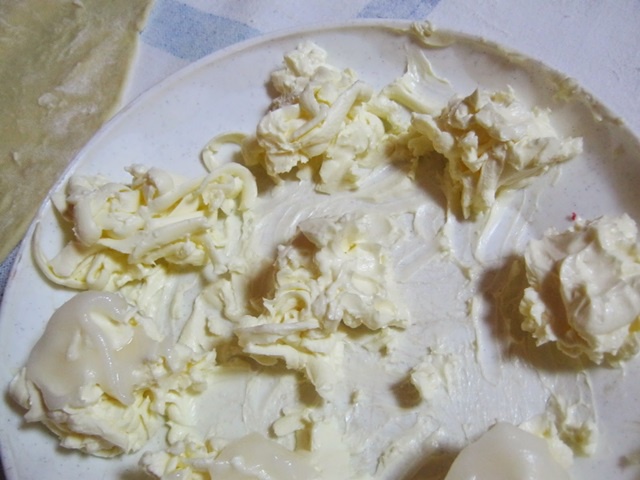 Cornulete foietaj cu dulceata de gutui