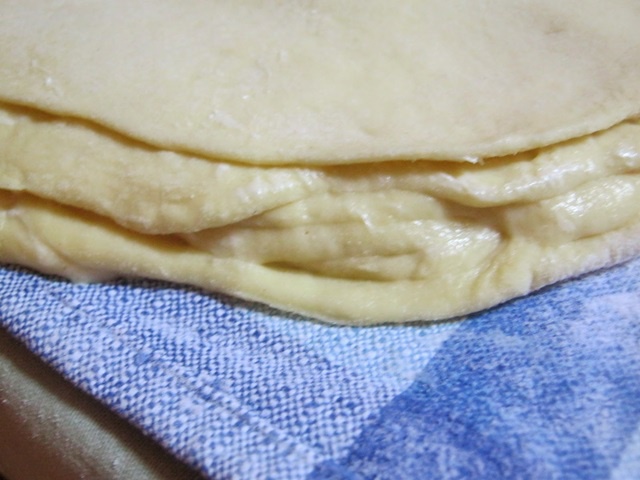 Cornulete foietaj cu dulceata de gutui