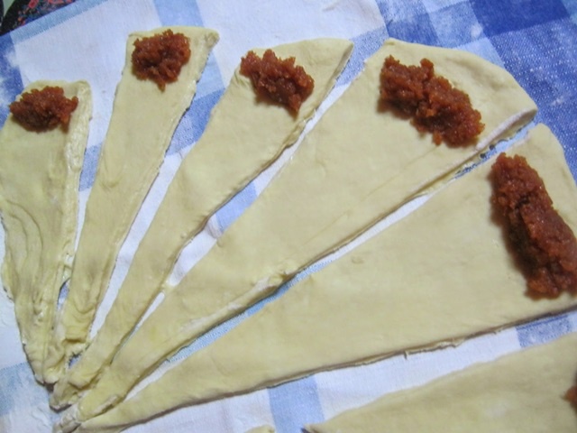 Cornulete foietaj cu dulceata de gutui