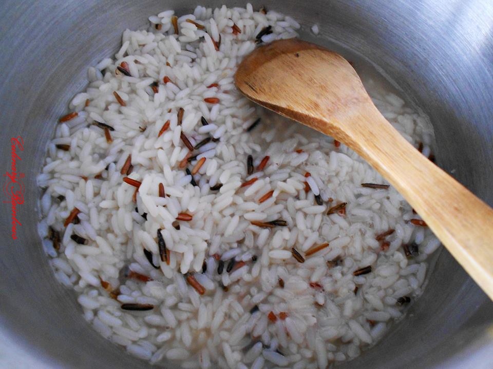 Salată caldă de orez cu leurdă și porumb