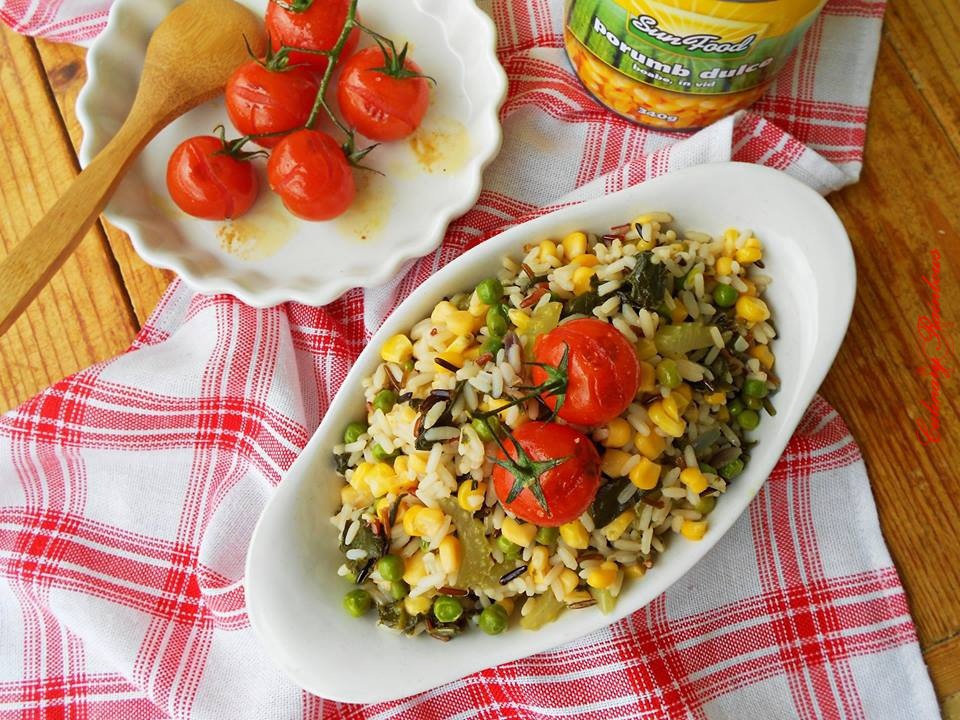 Salată caldă de orez cu leurdă și porumb