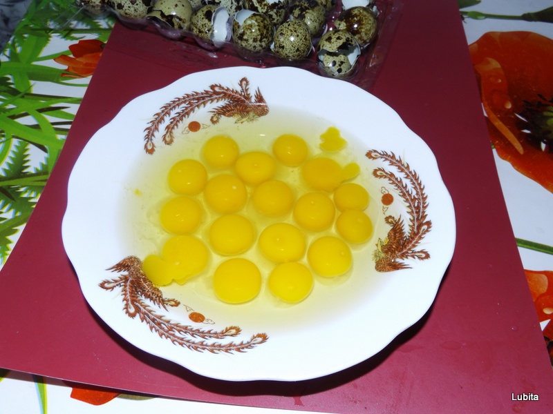 Oua de prepelita cu rosii si spanac