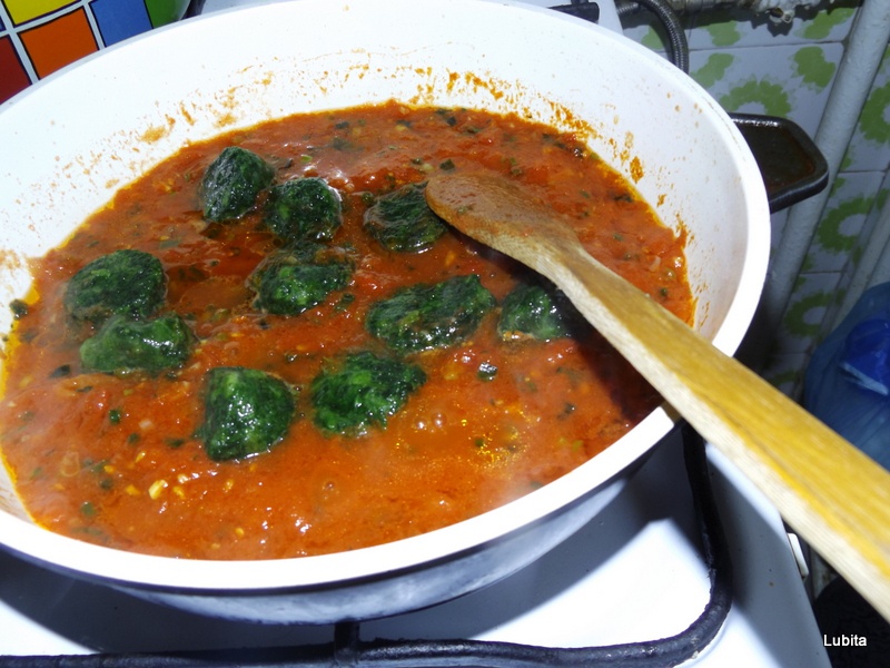 Oua de prepelita cu rosii si spanac