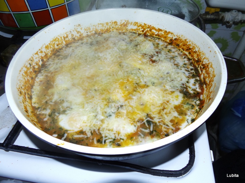 Oua de prepelita cu rosii si spanac