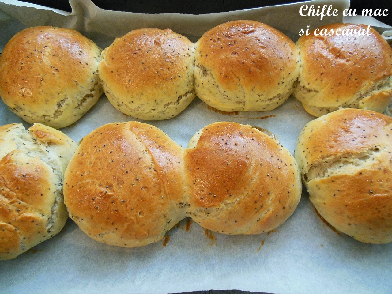 Chifle cu mac si cascaval