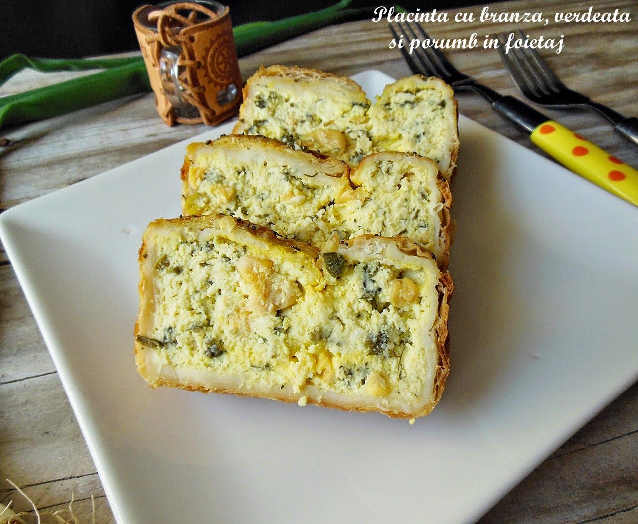 Placinta cu branza, verdeata si porumb in foietaj