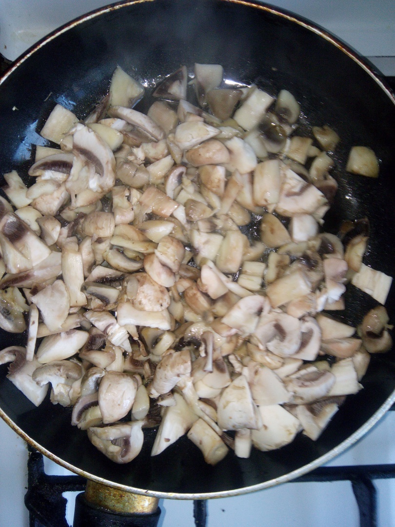 Paste cu ciuperci si sos de rosii