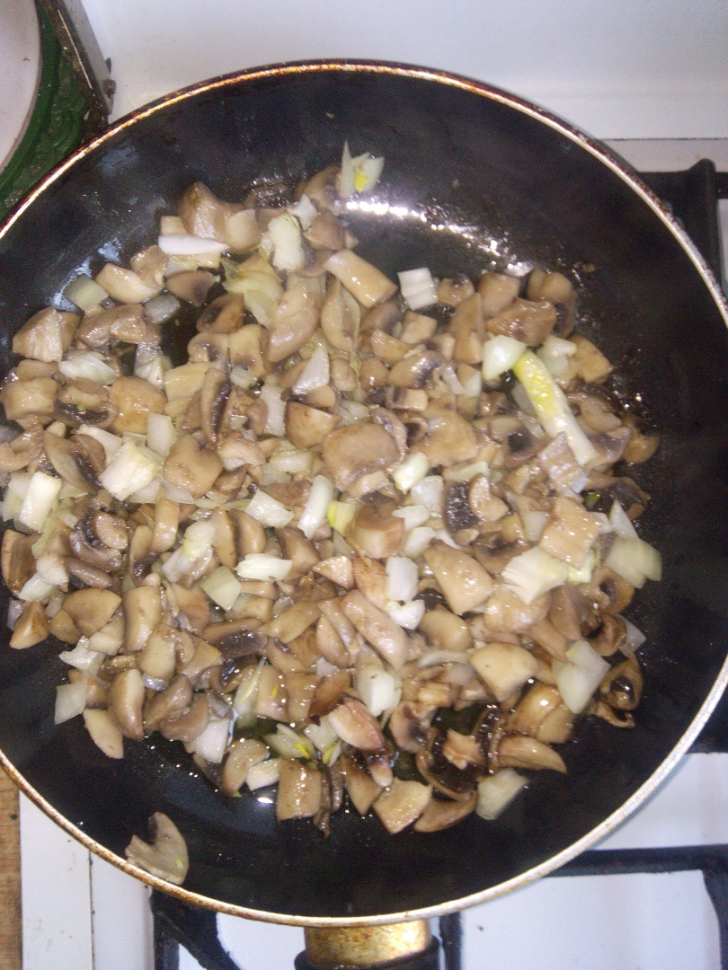 Paste cu ciuperci si sos de rosii