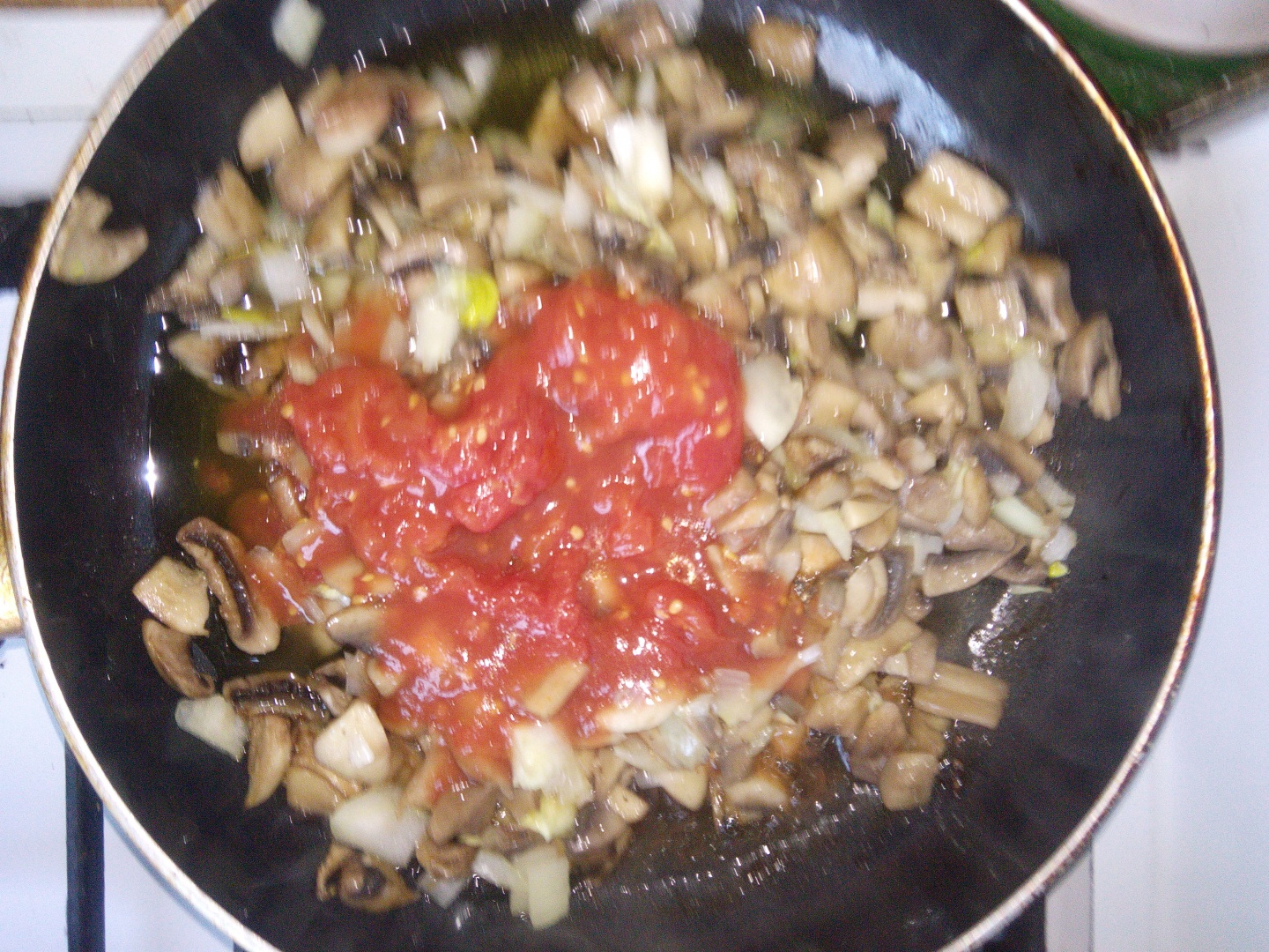 Paste cu ciuperci si sos de rosii