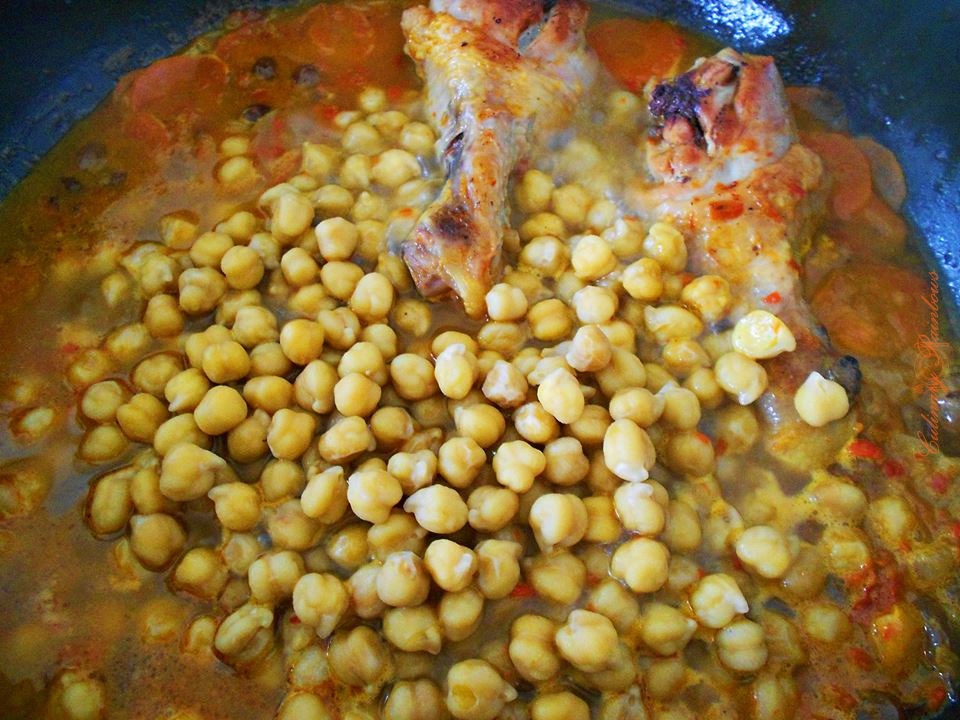 Mâncare de năut cu pui și stafide