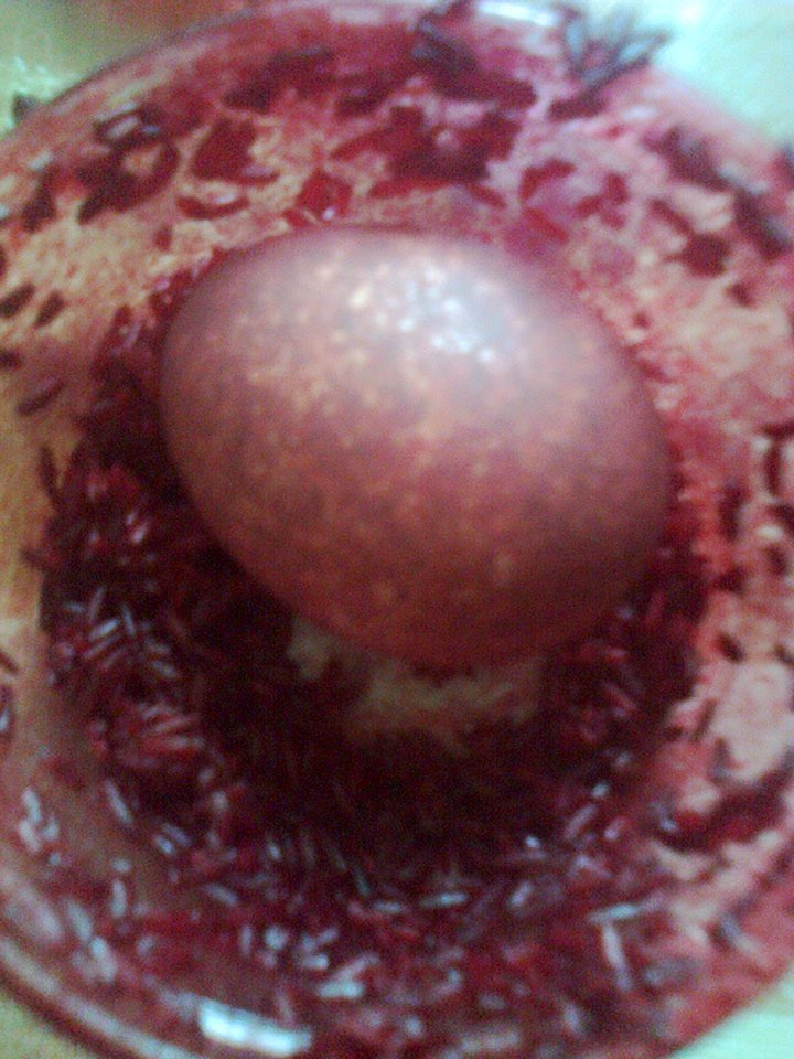 O alta modalitate inedita pentru a vopsi ouale de Paste...Doar cu colorant alimentar si orez.