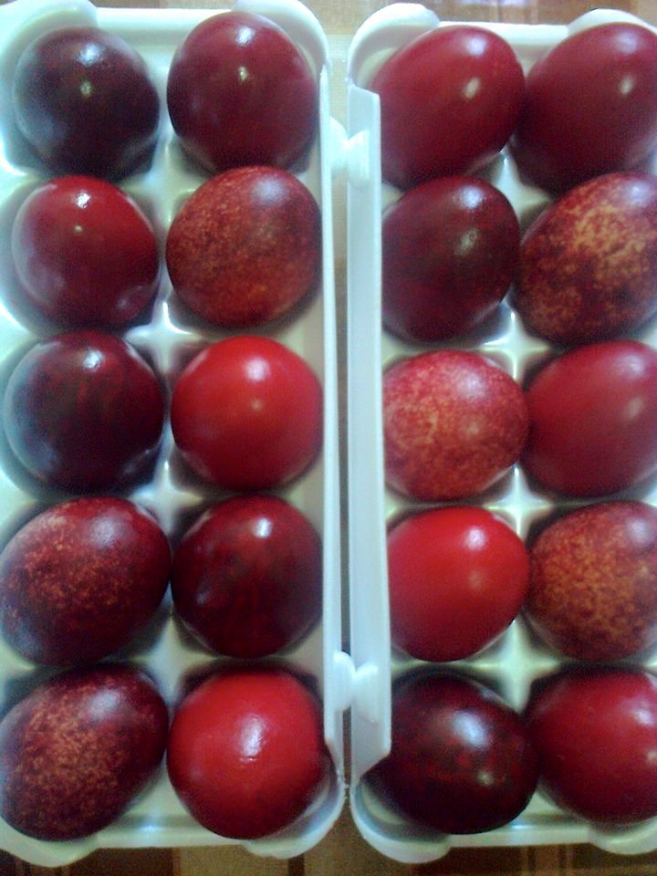 O alta modalitate inedita pentru a vopsi ouale de Paste...Doar cu colorant alimentar si orez.