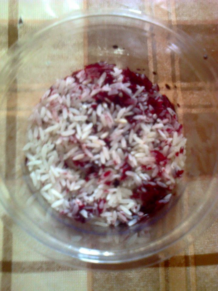 O alta modalitate inedita pentru a vopsi ouale de Paste...Doar cu colorant alimentar si orez.