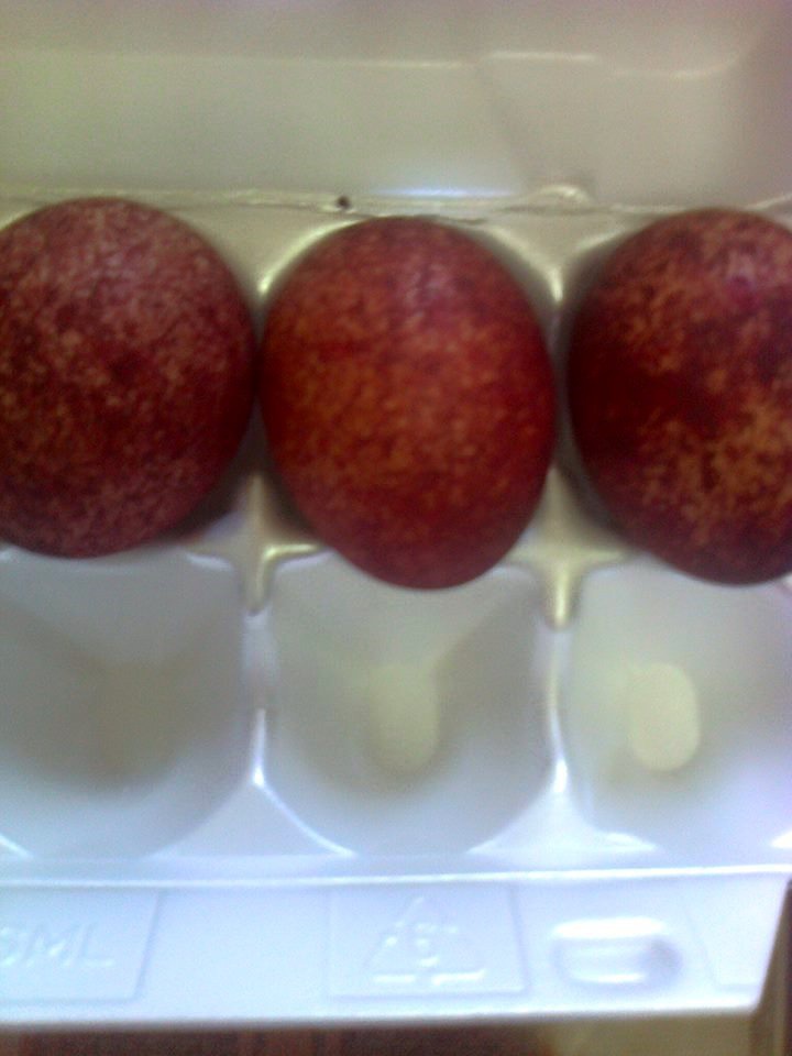 O alta modalitate inedita pentru a vopsi ouale de Paste...Doar cu colorant alimentar si orez.