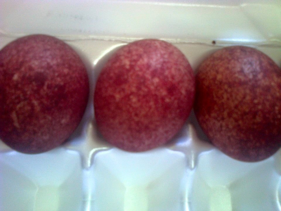 O alta modalitate inedita pentru a vopsi ouale de Paste...Doar cu colorant alimentar si orez.