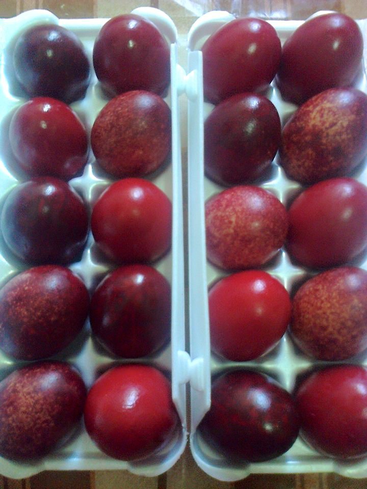 O alta modalitate inedita pentru a vopsi ouale de Paste...Doar cu colorant alimentar si orez.