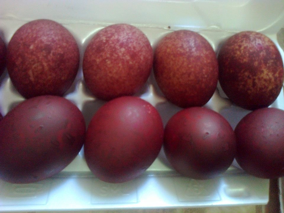 O alta modalitate inedita pentru a vopsi ouale de Paste...Doar cu colorant alimentar si orez.