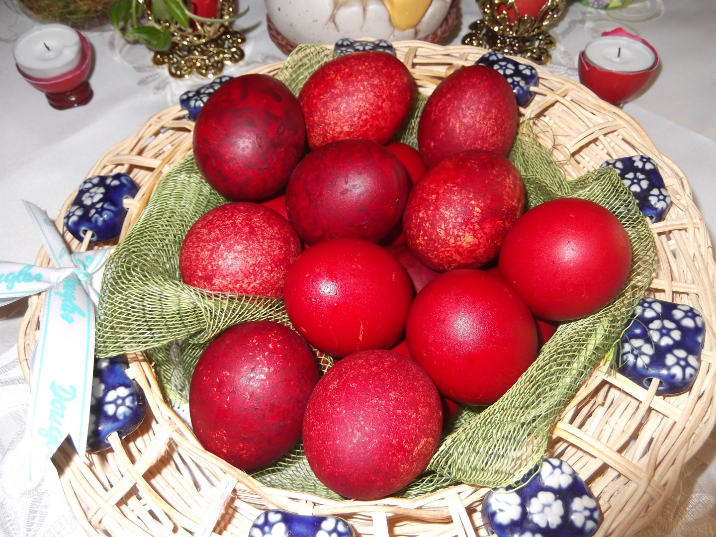 O alta modalitate inedita pentru a vopsi ouale de Paste...Doar cu colorant alimentar si orez.